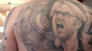 BeKloppt! Jürgen Klopp Tattoo, Portrait samt Meisterschale