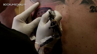 BeKloppt! Jürgen Klopp Tattoo, Portrait samt Meisterschale