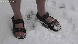 Bochumer trotzt der Kälte, mit kurzer Hose, Sandalen durch den Winter.