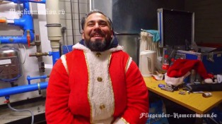 Ungewöhnliche Perspektiven auf den fliegenden Weihnachtsmann.