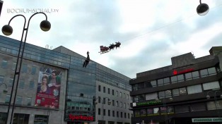 Der fliegende Weihnachtsmann tritt die verdiente Heimreise an.