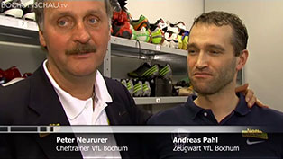Peter Neururer, Cheftrainer des VfL Bochum, sorgt für gute Stimmung.