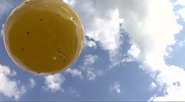 Schachtzeichen - Gelbe Ballons als Symbol des Kulturhauptstadtjahres