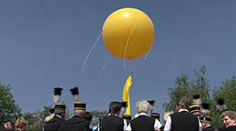 Schachtzeichen - Gelbe Ballons als Symbol des Kulturhauptstadtjahres