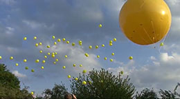 Schachtzeichen - Gelbe Ballons als Symbol des Kulturhauptstadtjahres