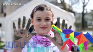 Kinder der Drusenbergschule gestalten den Mosaik-Spieldrachen mit.