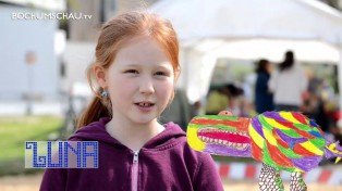 Kinder der Drusenbergschule gestalten den Mosaik-Spieldrachen mit.