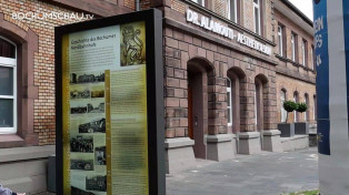 Errichtung der achten Stele des Stelenweges am Bochumer Nordbahnhof