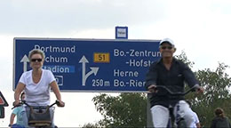 Still-Leben A40 - Stillgelegte Autobahn im Ruhrgebiet voller Menschen