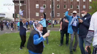 Fans feiern Aufstieg des VfL Bochum 1848 in die Bundesliga